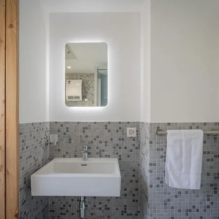 Phipalo By Interhome * オヴロナ